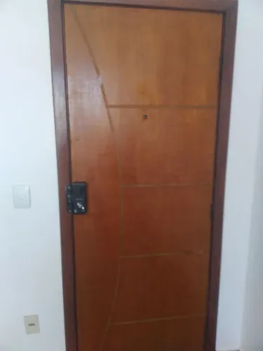 Marceneiro assenta portas 