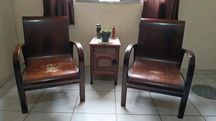 Cadeiras Modernistas em Madeira Curvada