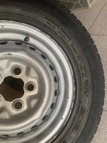 Roda de Kombi com pneu