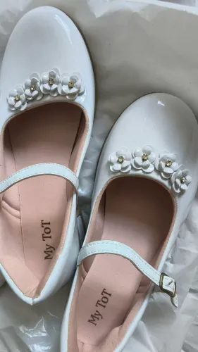 Os 2 sapatos por 80, com flores n37, sem flores n34