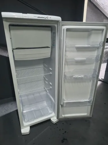 GELADEIRA ELECTROLUX 310 LT APENAS 6 MESES DE USO. TENHO NOTA. ESTA NOVA! BOTUCATU