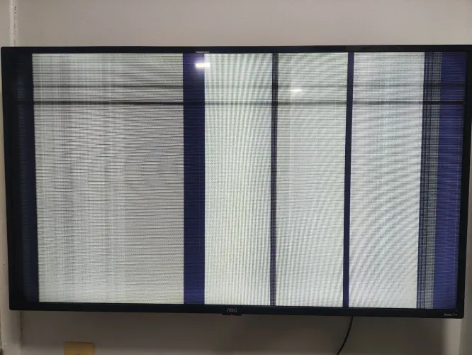 TELEVISÃO AOC ROKU 43" (DEFEITO NA TELA)