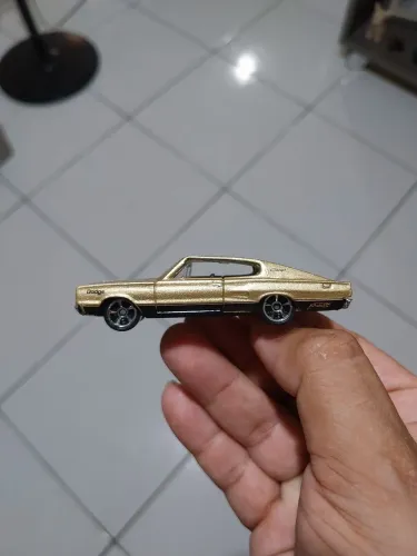 Hot Wheels '67 Dodge Charger na cor dourada