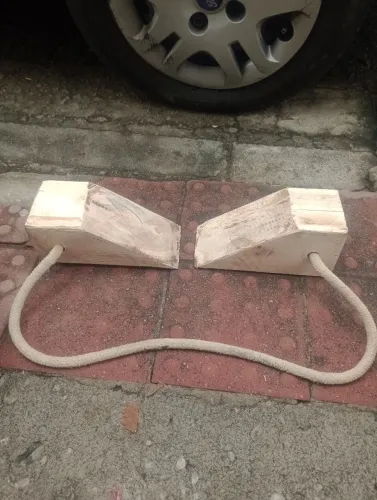 Calço triangular de rodas e pneu de madeira maciça 49,00