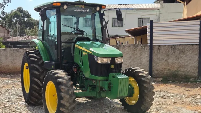 Trator JD 5080 E. 031