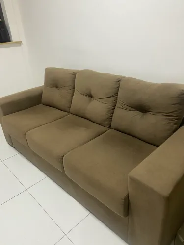 Sofá marrom de 3 lugares modelo sofisticado