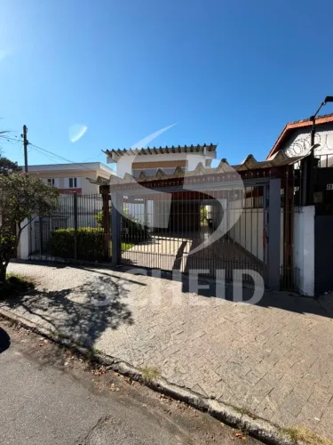 Casa térrea á venda com 4 dormitórios, sendo 1 suíte.