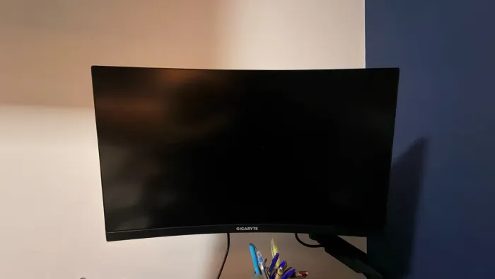 Monitor gigabyte G27FC curvo
