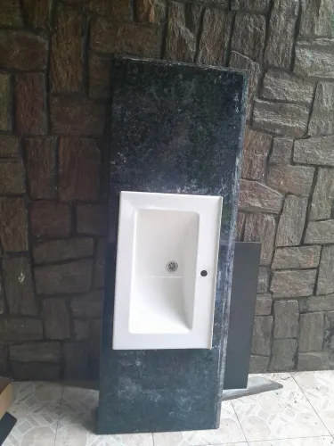 Vendo pedra de mármore com cube e projetado em baixo