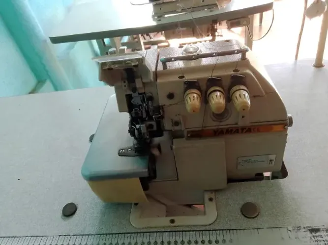 Máquina de Costura - Overlock Yatama