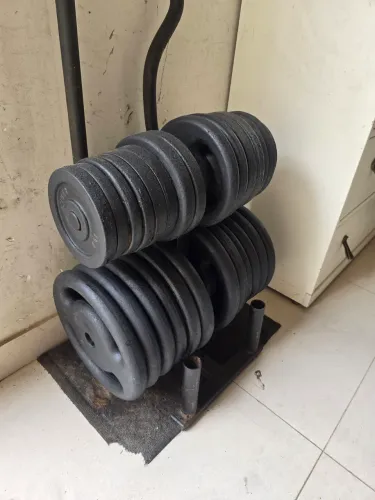 150kg de Anilhas mais Duporte de anilhas e barras
