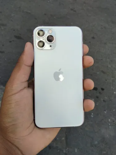 iphone 11 pro, com pequenas marca de uso
