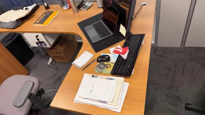 Mesa de Escritorio, marca Mirage, linda e em excelente estado.