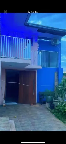 Duas casas,com jardim e piscina