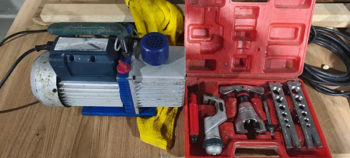 Bomba de vácuo e flanjador