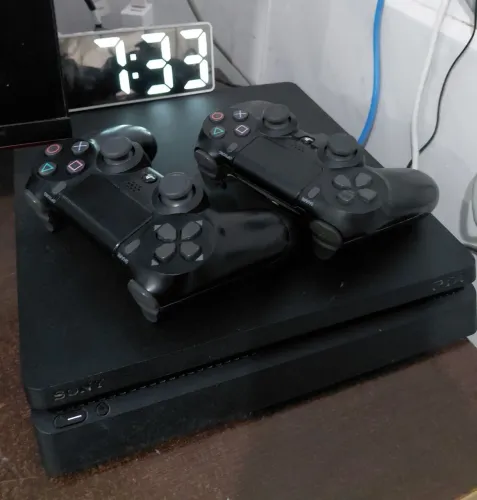 PLAYSTATION 4