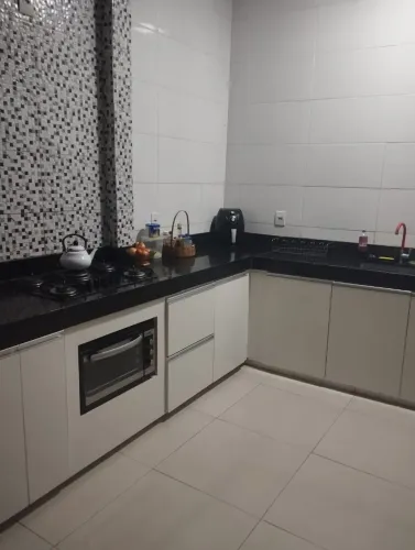Preço de lote 5 Minutos da Unimontes ,Cozinha com Armários Planejados ..184.900.00