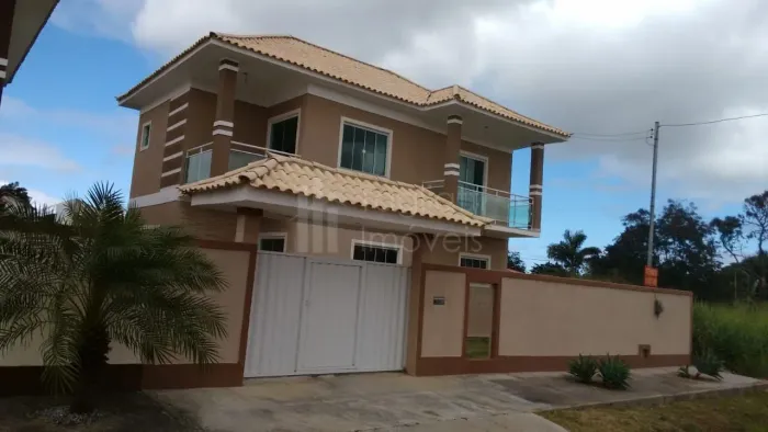 Casa duplex com 3 quartos e excelente localização na Pontinha Araruama