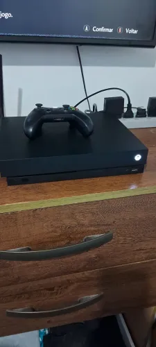 Vendo Xbox One X 1Tb, funcionando nota fiscal do produto, pouco tempo de uso.