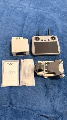 Drone DJI Mini 4 Pro (Combo Fly More RC com tela)