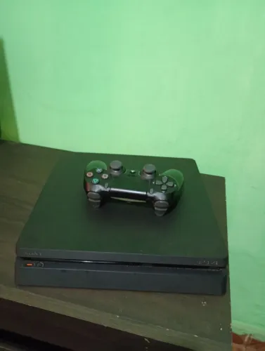 Ps4 seminovo incluí dois jogos fona fiscal e caixa.
