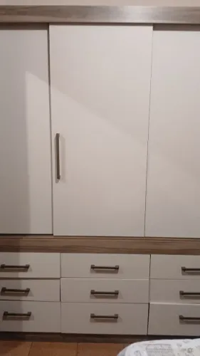 Guarda roupa 3 portas de correr com 9 gavetas em perfeito estado