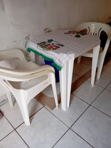 Vê do 1 mesa tramontina com três cadeiras por 300 reais
