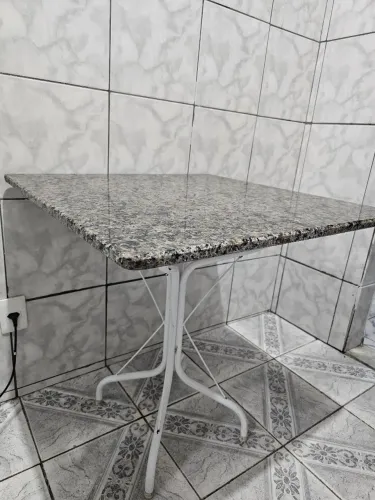 Mesa com tampo de granito