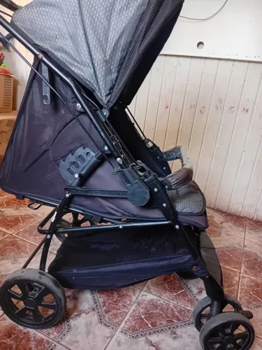 Vende-se um carinho de bebê