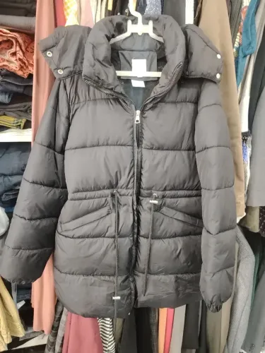 Jaqueta puffer preta acolchoada