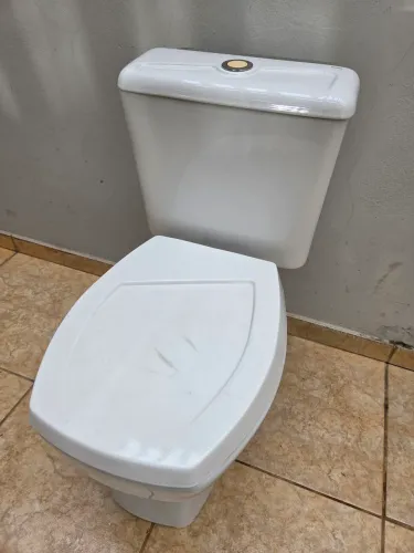 Vaso Sanitário com Caixa Acoplada Incepa com Assento