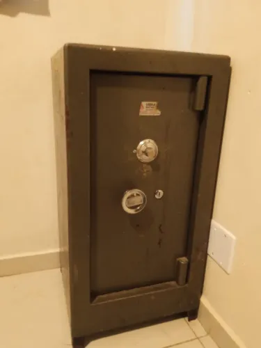 Vendo cofre , tem que refazer a senha giratória, só tenho a chave