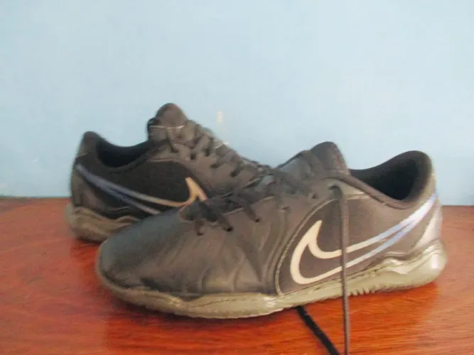 Chuteira Nike Tiempo. 40