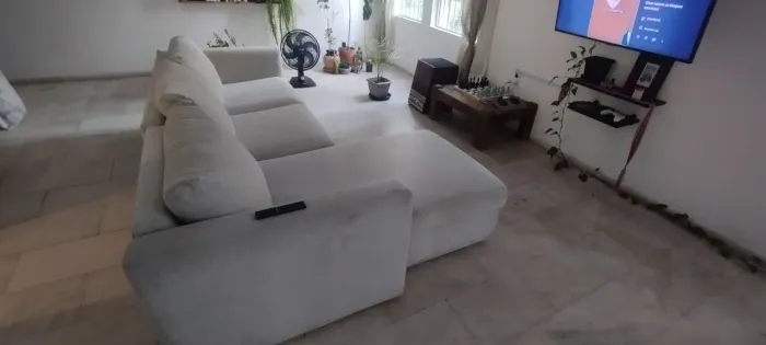 Sofá elegante e muito confortável 