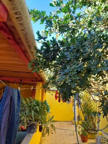 Casa com 2 quartos,  2 banheiros  garagem pra 2 carros portão eletrônico mais quintaltrás 