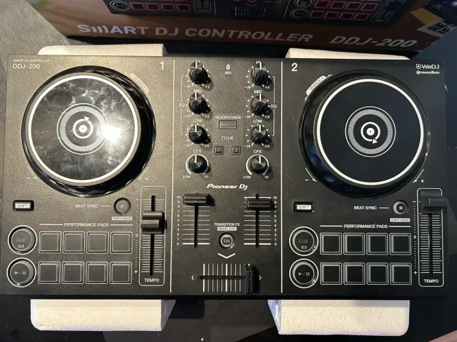 Controlador DJ Pioneer DDJ DDJ-200 preto da 2 canais