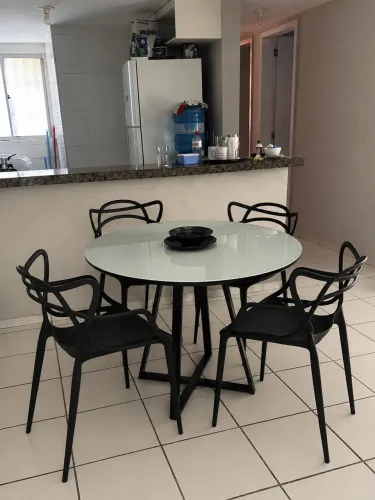 Mesa com 4 cadeiras