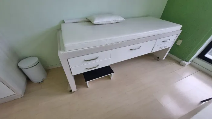 Maca fixa em MDF hospitalar consultório médico branca