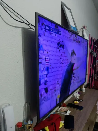 Televisão 50 polegadas junto com rack suspenso