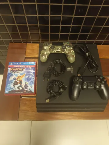 Playstation 4 Pro + Dois Controles