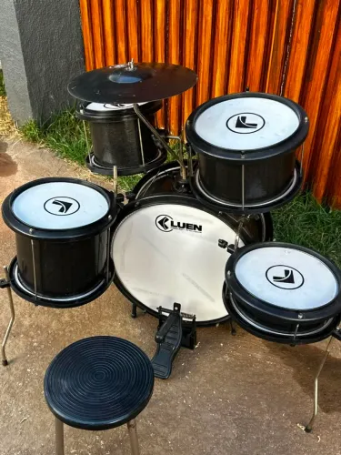 Bateria infantil Luen Star Kids, na cor preta.