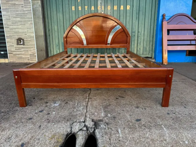 Vendo cama de casal madeira maciça