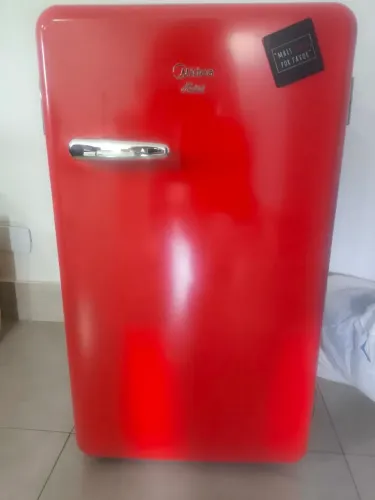 Geladeira retrô vermelha