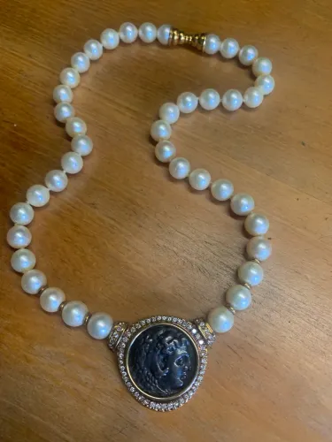 Colar de pérolas com medalha rodeada de brilhantes 