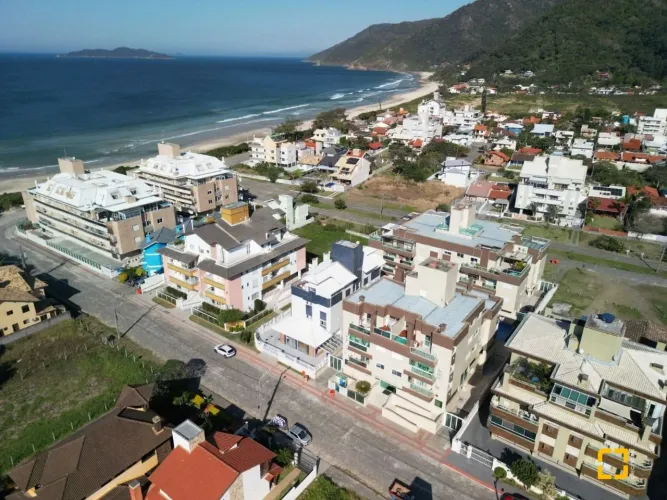 Cobertura à venda 2D(1suíte) 1 vaga, hobby box, na Praia dos Açores, em Floripa