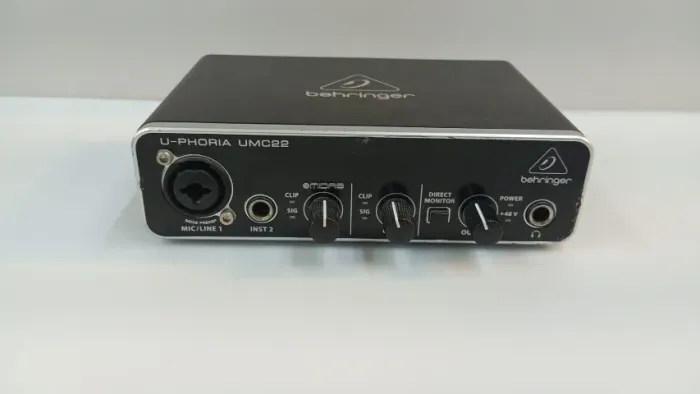 NTERFACE DE AUDIO  usada perfeito estado  MARCA : BEHRINGER  MODELO : UMC22