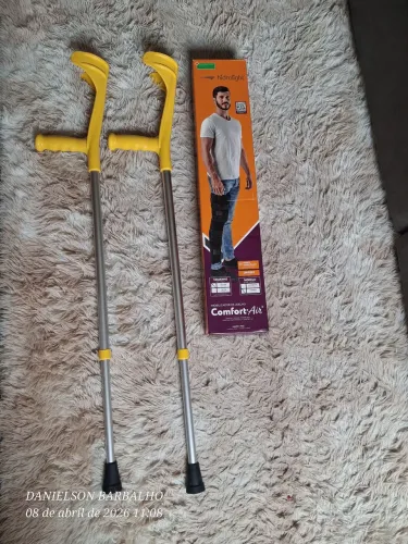 Vendo um par de muletas com brace imobilizador 