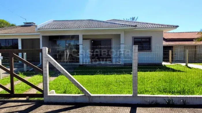 Casa completa com piscina e espaço gourmet em Arroio do Sal