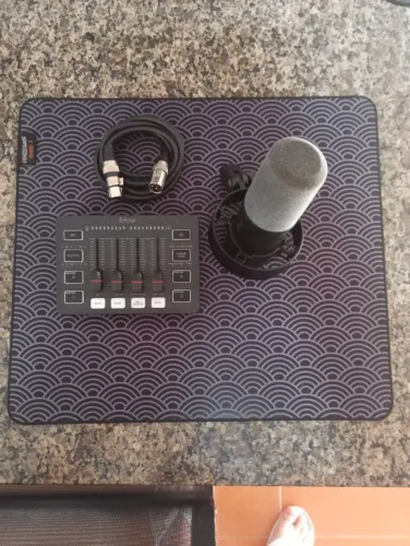 MICROFONE E MESA DE ÁUDIO FIFINI