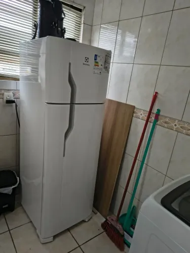 Vende se geladeira